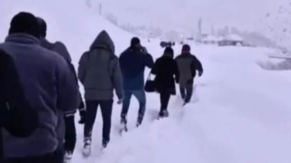 Çığla kapanan yolda mahsur kalanlar köyde misafir edildi