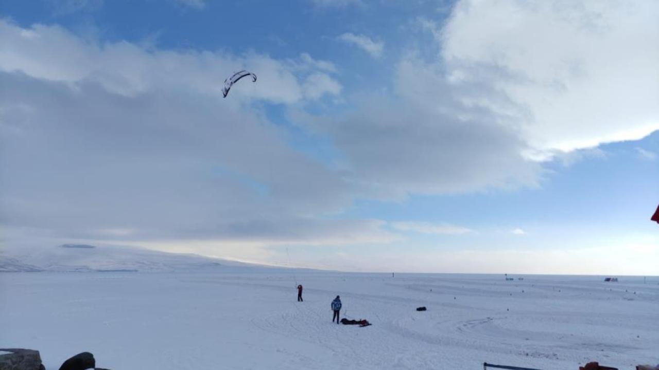 Çıldır Gölü’nde paraşütle uçma heyecanı yaşandı