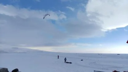 Çıldır Gölü’nde paraşüt gösterisi
