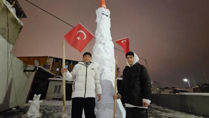 Dev kardan adam görenleri hayrete düşürdü.