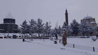 Doğu’nun incisi Kars, beyaz gelinliğini giydi: Beyaza bürünen kent havadan görüntülendi