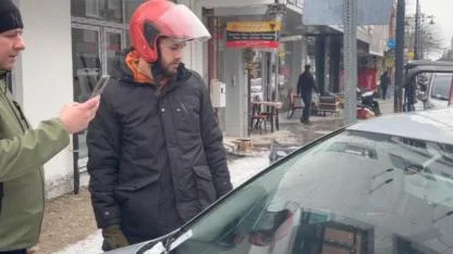 Donan su borusu otomobilin üzerine düştü