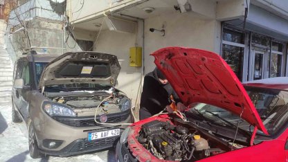 Ardahan'da araçların motorları dondu