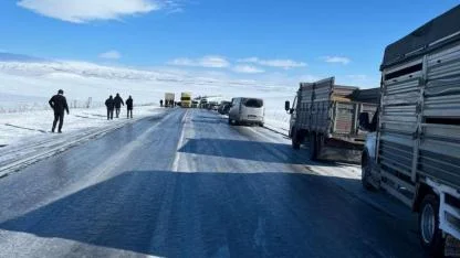 Kars'ta buzlanma nedeniyle çok sayıda araç yolda kaldı