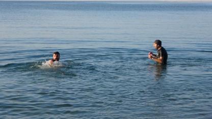 Eksi 9 derecede yüzerek kar üstünde güneşlendiler