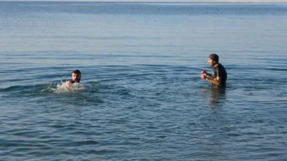 Eksi 9 derecede yüzerek kar üstünde güneşlendiler