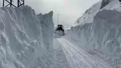 Çığ düşen köy yolu ulaşıma açıldı