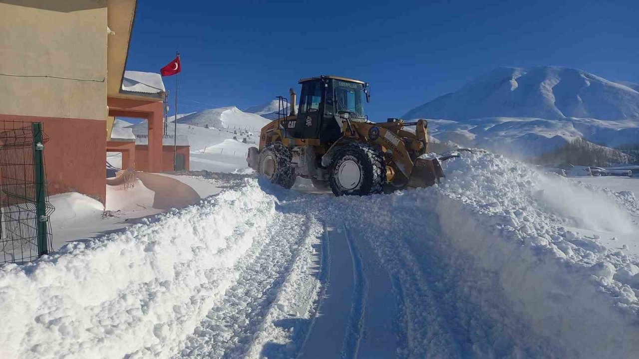 Eleşkirt’te çığ engeli kaldırıldı, 55 köy yolu ulaşıma açıldı