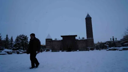 Erzurum’da 690 mahallenin yolu ulaşıma kapalı