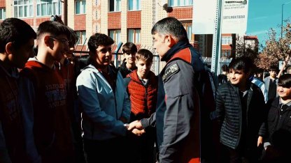 Akademisyenden polisler için rap şarkısı