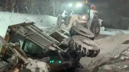 Erzurum’da kar temizleme aracı devrildi