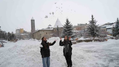 Erzurum’da kar yağışı etkili oluyor