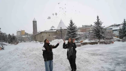 Erzurum’da kar yağışı etkili oluyor
