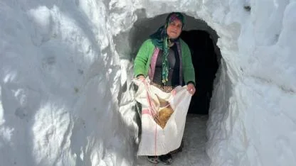 Ev ve ahırlara kardan tünellerle ulaşım