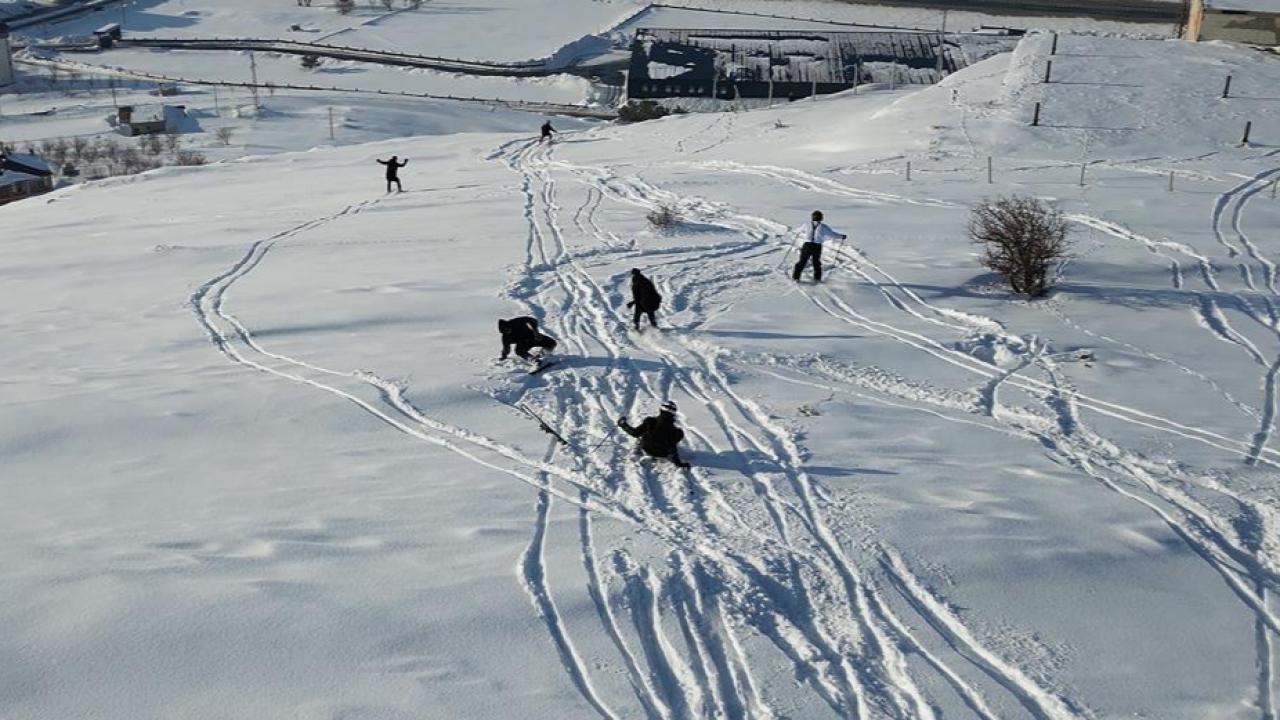 Gençlerin tehlikeli kayak denemesi kamerada