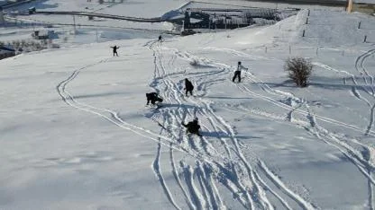 Gençlerin tehlikeli kayak denemesi kamerada