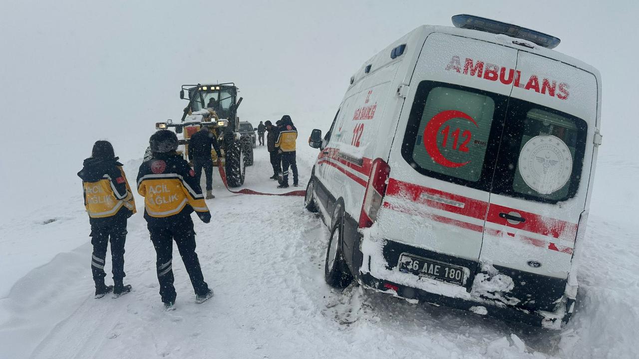 Hasta almaya giden ambulans kara saplandı