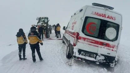Hasta almaya giden ambulans kara saplandı