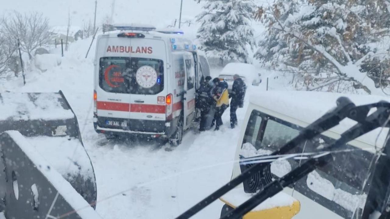 Hasta almaya giden ambulans yolda kaldı