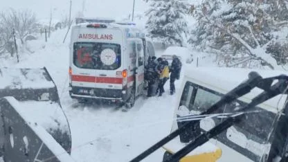 Hasta almaya giden ambulans yolda kaldı