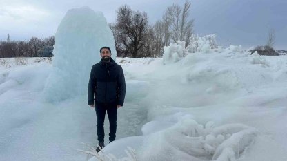 Hınıs’ta 4 metrelik buz kütlesi dikkat çekti