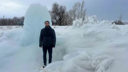 Hınıs’ta 4 metrelik buz kütlesi dikkat çekti