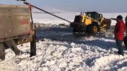İçme suyu yolunu açarken kara saplanan loder vinç yardımıyla kurtarıldı