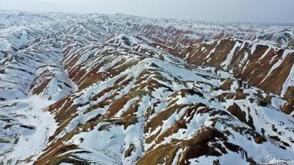 Iğdır'da Gökkuşağı Tepeleri, kar yağışıyla beyaza büründü