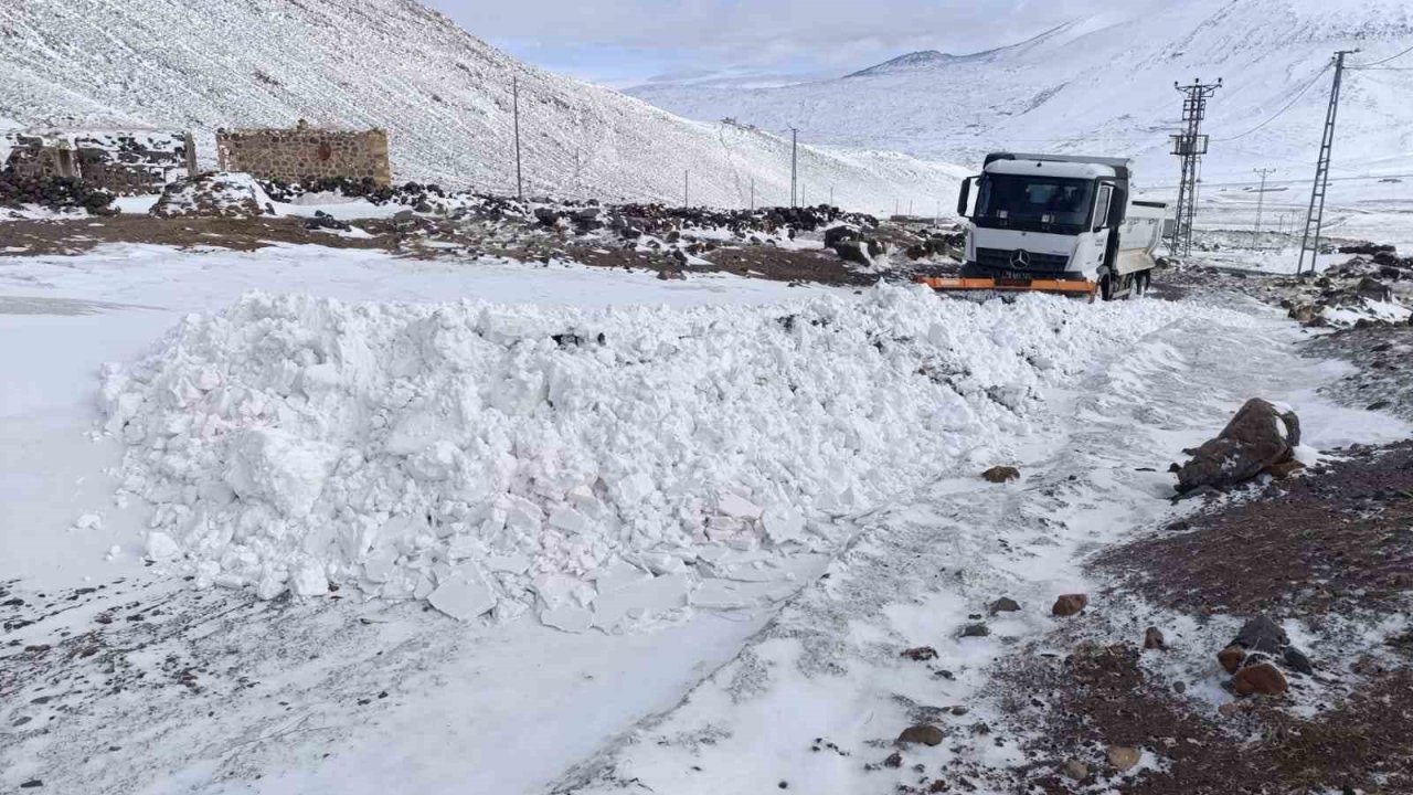 Iğdır’da karla mücadele çalışmaları aralıksız sürüyor
