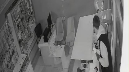 Telefon mağazasını soyup kaçtılar