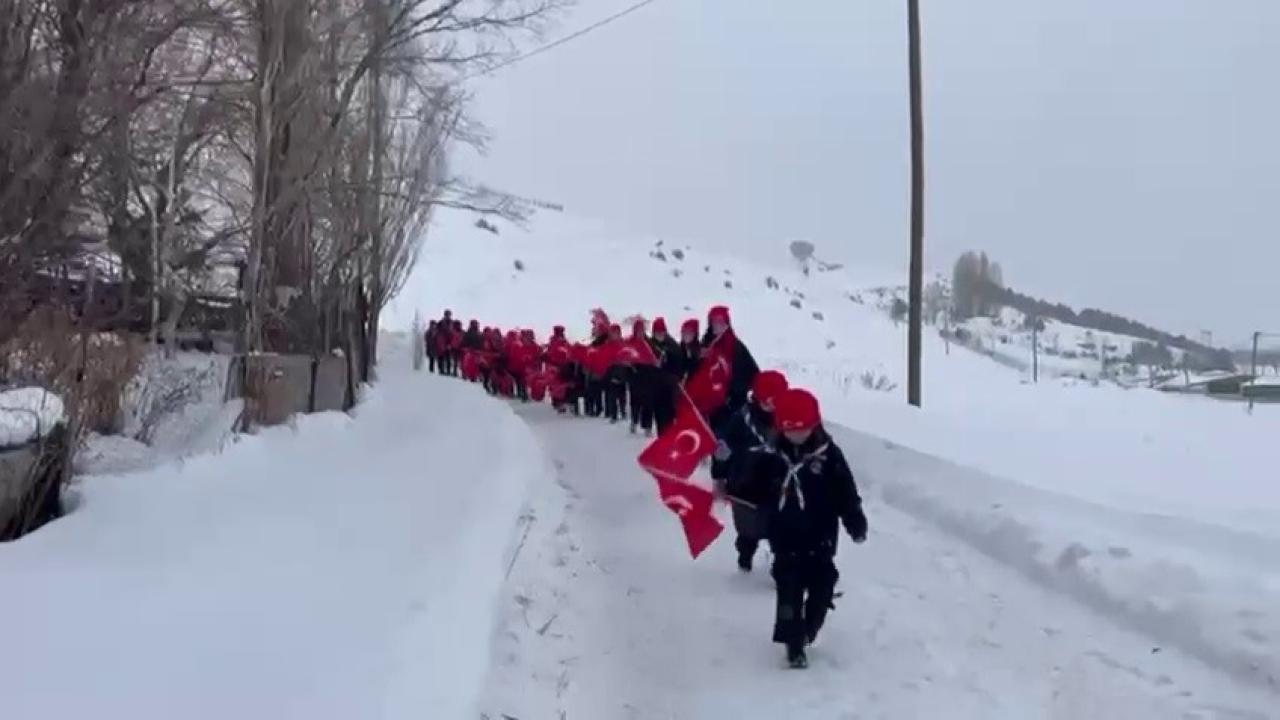 İzcilerden bayrak yürüyüşü