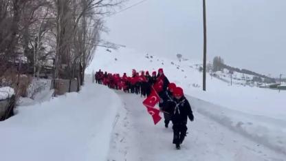 İzcilerin bayrak yürüyüşü büyük ilgi gördü