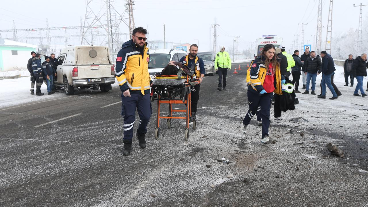 Kafkas Üniversitesi ününde kaza: 6 yaralı