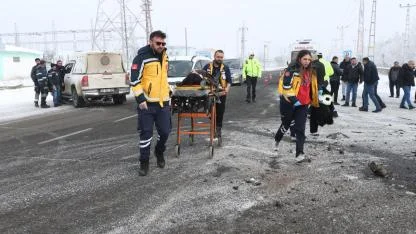 Kafkas Üniversitesi ününde kaza: 6 yaralı