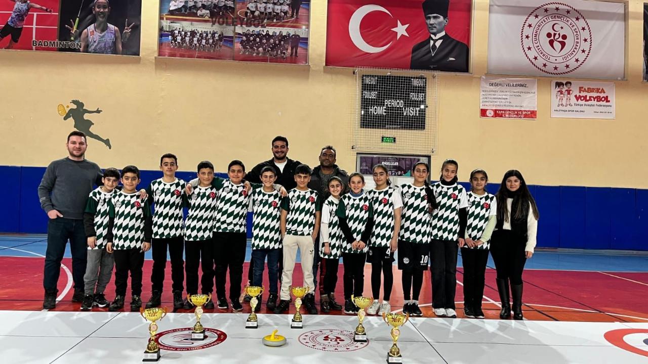 Kağızmanlı öğrenciler Kars’ı floor curling’de zirveye taşıdı