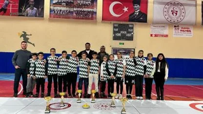 Kağızmanlı öğrenciler Kars’ı floor curling’de zirveye taşıdı