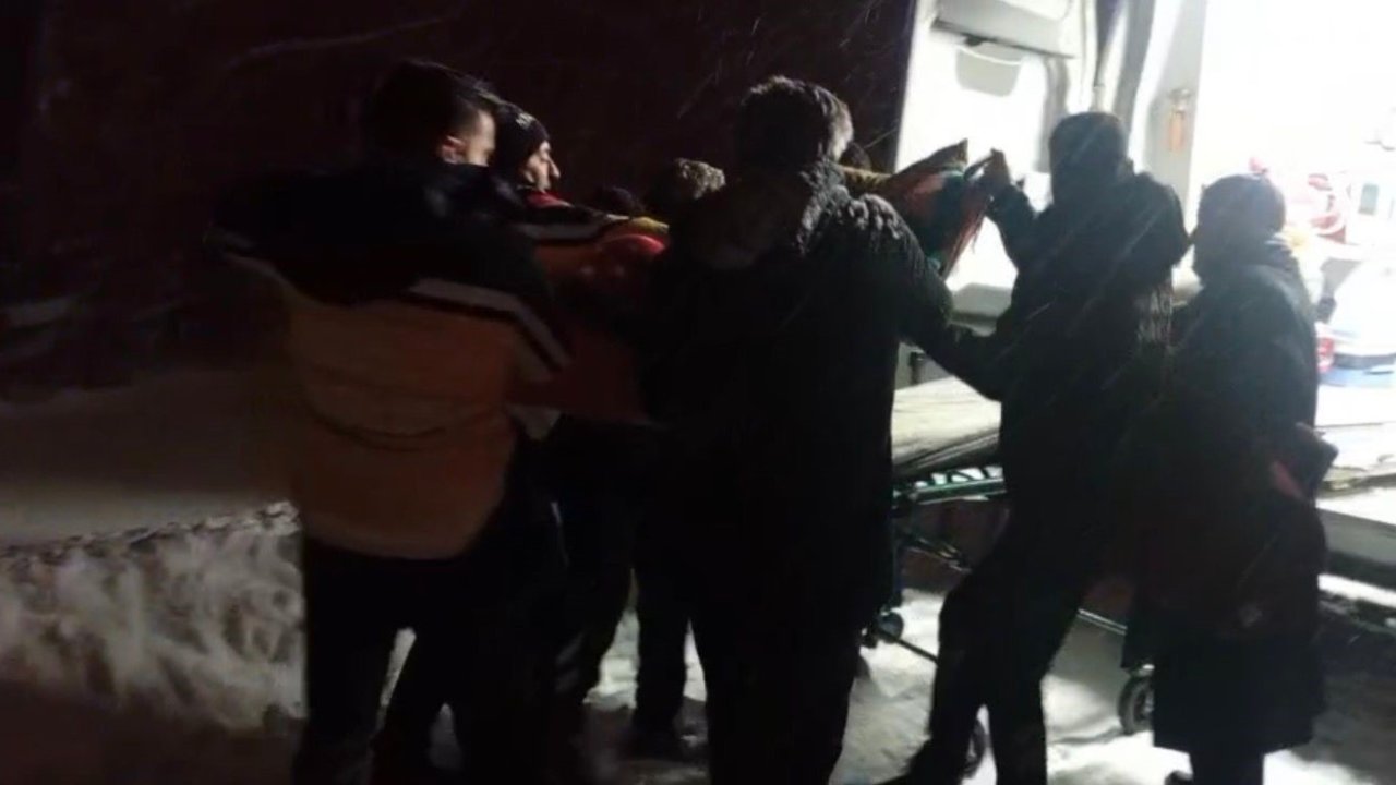 Kapalı köy yolu açıldı, 72 yaşındaki hasta hastaneye ulaştırıldı