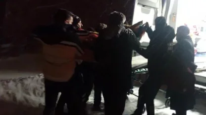 Kapalı köy yolu açıldı, 72 yaşındaki hasta hastaneye ulaştırıldı