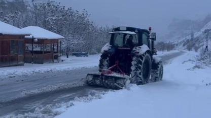 Traktörleriyle kapanan yolları açtılar