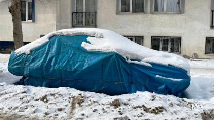 Kar altında kalan araçlar, sert kışın boyutunu gözler önüne serdi