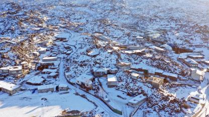Kar altında kalan köyler, havadan görüntülendi