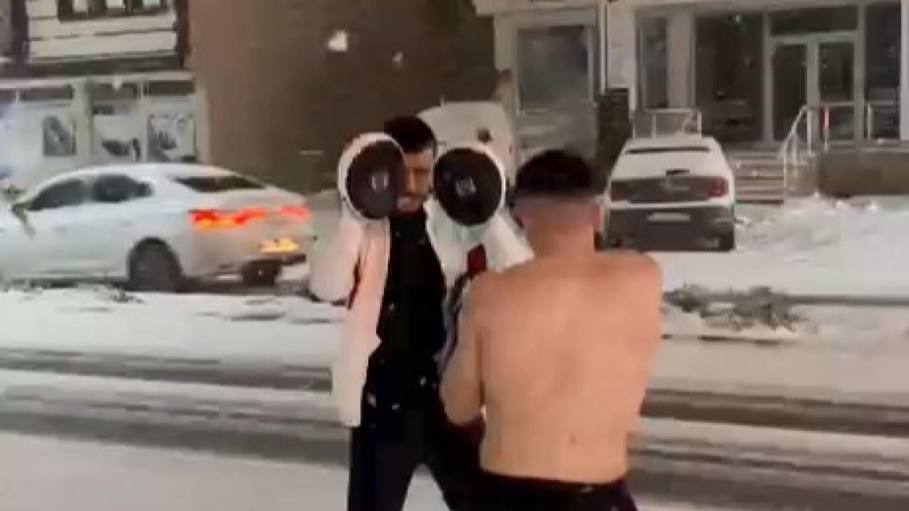 Kar altında nefes kesen antrenman ve kar banyosu