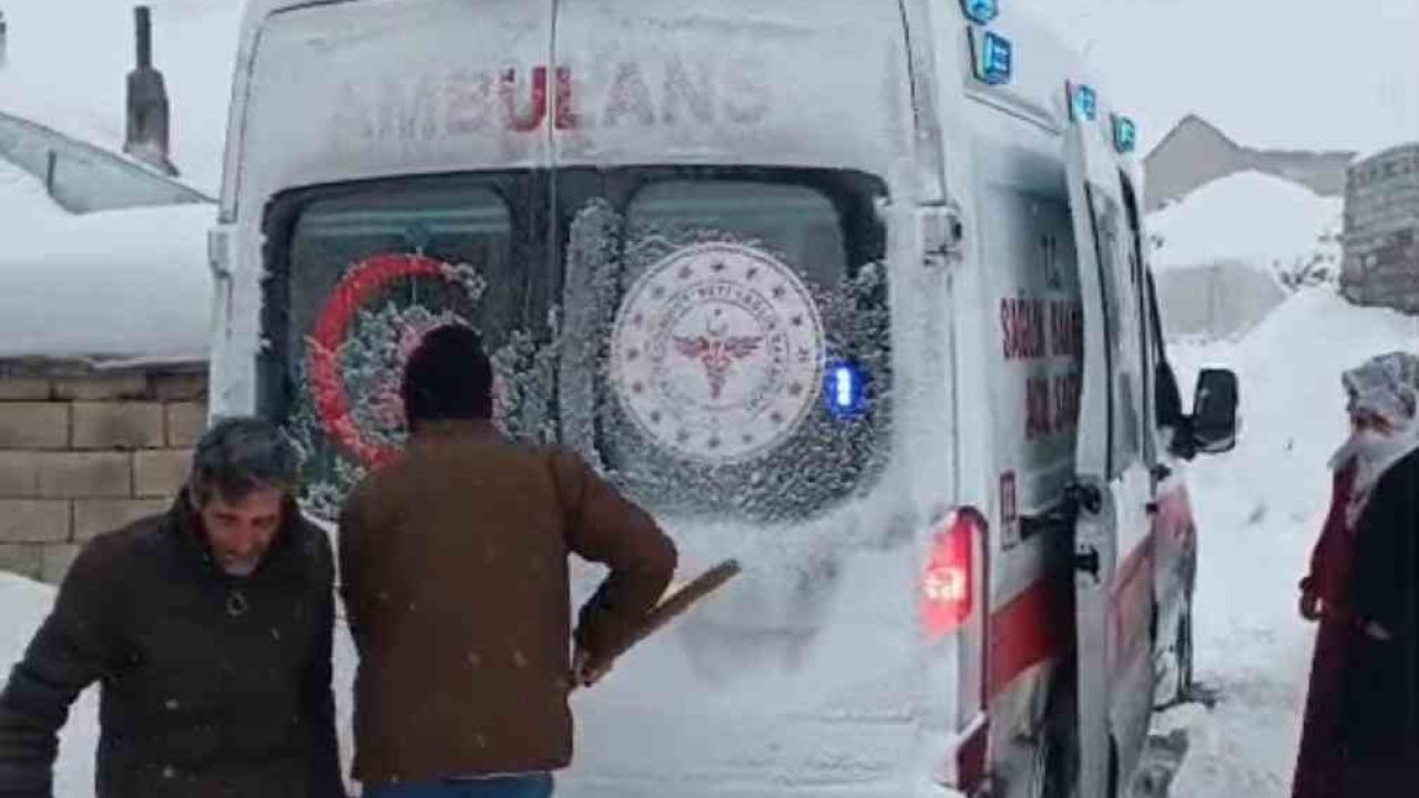 Kar engel tanımadı: Cihaza bağlı 7 yaşındaki Sinan hastaneye ulaştırıldı