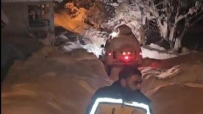 Kar engelini aşan ekipler yaralı kadına ulaştı