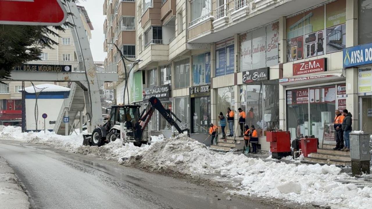 Kar kütlesinin altında kalan genç kız hayatını kaybetti