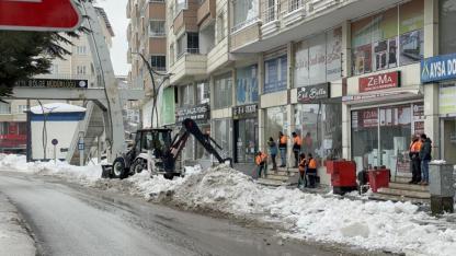 Kar kütlesinin altında kalan genç kız hayatını kaybetti