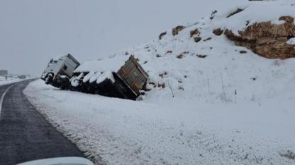 Kar yağışında kayan tır devrildi
