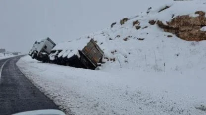 Kar yağışında kayan tır devrildi