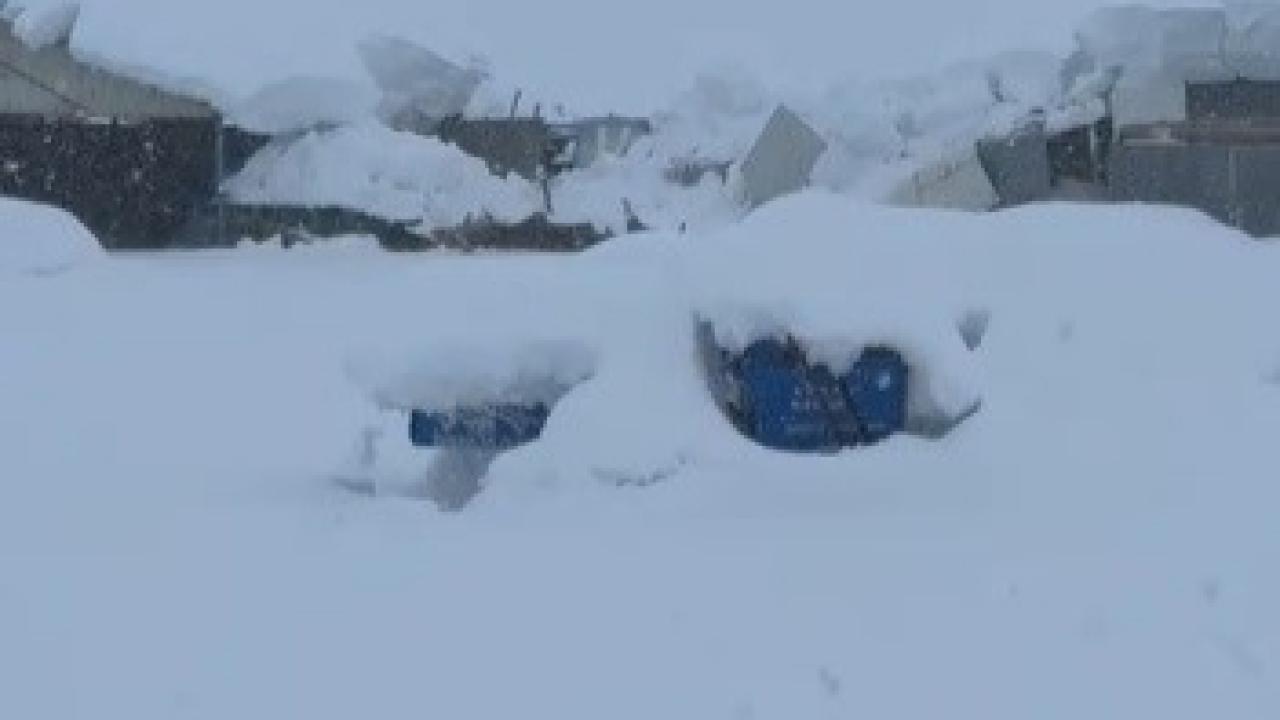 Kar yükü iş yerinin çatısını çökertti