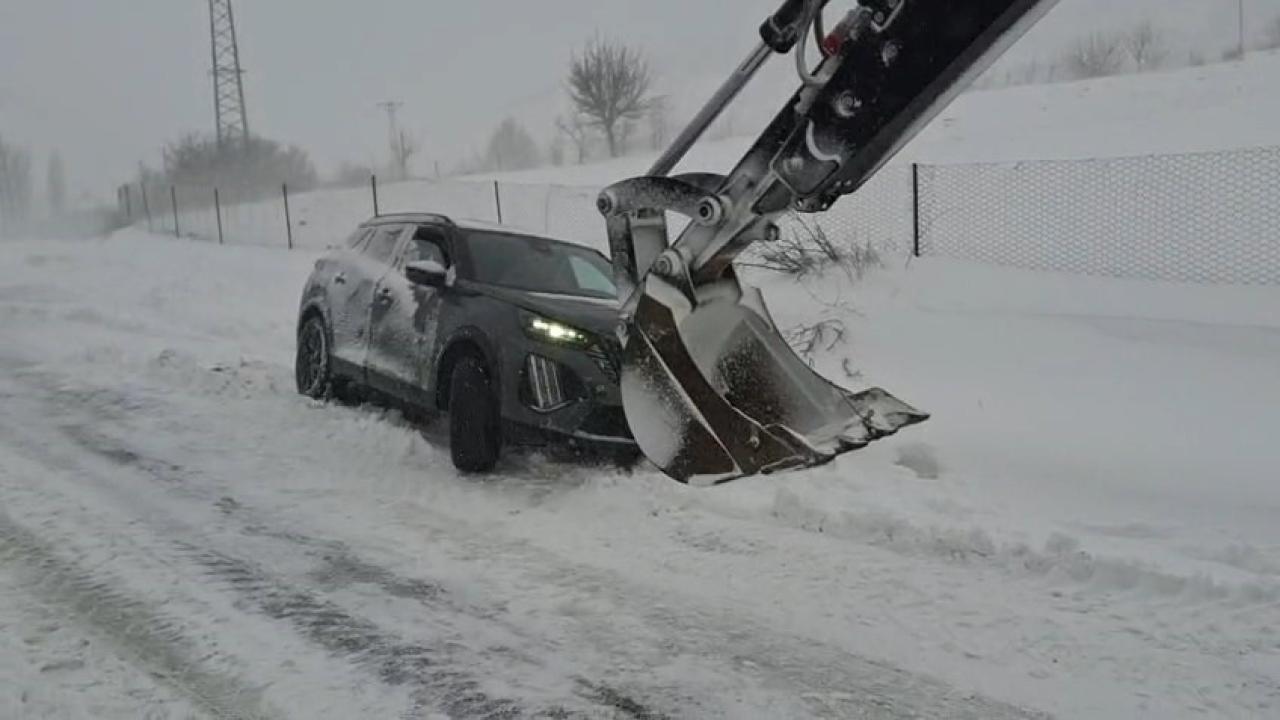 Kara saplanan araçlar kurtarıldı
